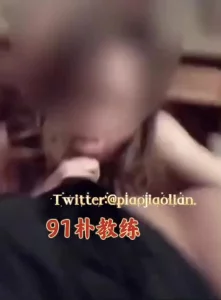 骚穴被猛操。爽的时候只能用嘴含着肉棒